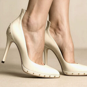 Gucci x Tom Ford 8 Studded $1495 Leather Platform Heels Ivory White Pumps Gold